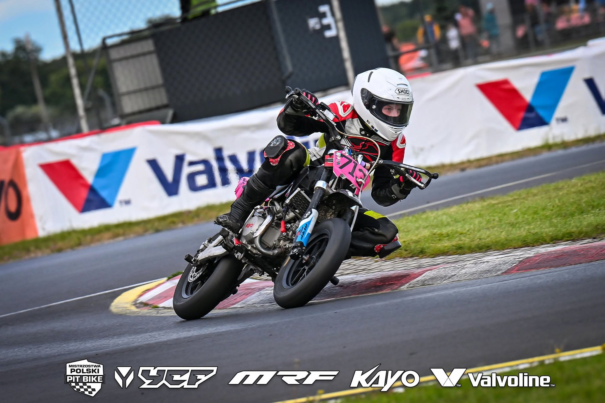 Natasha Radwan #713 z kolanem na asfalcie, Mistrzostwa Polski Pit Bike